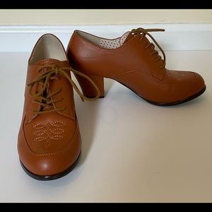 B.A.I.T. Vintage-Style Lace-up Oxford Heel — size 9